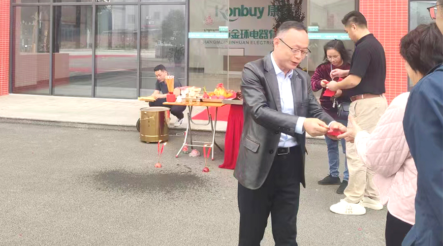 開工好兆頭！金環(huán)電器為全體員工發(fā)放紅包福利！
