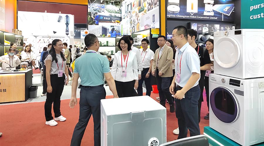 廣交會(huì)迎來(lái)大咖！江門(mén)市市長(zhǎng)親臨金環(huán)電器展位參觀(guān)交流