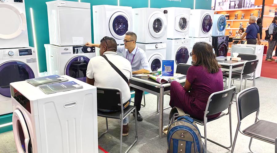 廣交會參展第一天！金環(huán)電器吸引國內(nèi)外客戶參觀交流