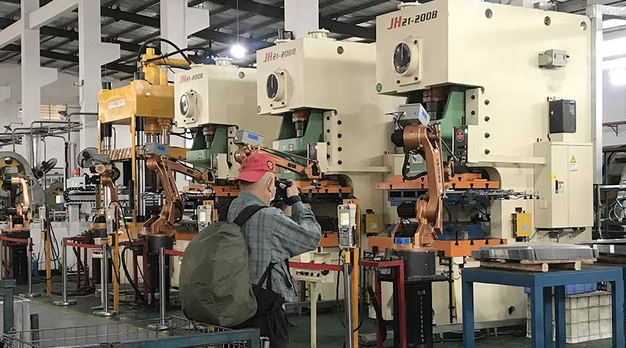 江門(mén)市攝影協(xié)會(huì)蒞臨金環(huán)電器拍攝交流  用鏡頭見(jiàn)證實(shí)力！