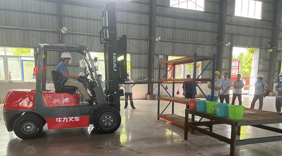 比技能 展風(fēng)采！金環(huán)電器參與鶴城鎮(zhèn)第二屆企業(yè)職工叉車(chē)技能競(jìng)賽