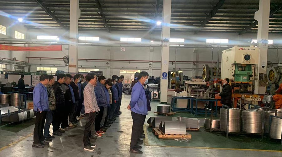 意氣奮發(fā)！金環(huán)電器沖壓車間組織人員開展例行早會(huì)